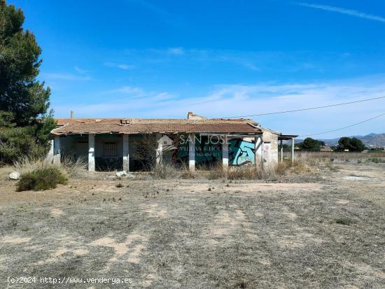  SE VENDE CASITA ADOSADA  A OTRAS CON PARCELA EN ASPE EN BUENA ZONA - ALICANTE 