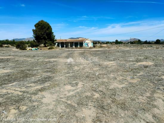 SE VENDE CASITA ADOSADA  A OTRAS CON PARCELA EN ASPE EN BUENA ZONA - ALICANTE