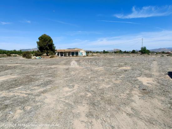 SE VENDE CASITA ADOSADA  A OTRAS CON PARCELA EN ASPE EN BUENA ZONA - ALICANTE