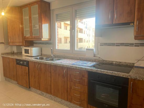  SE VENDE PISO SEMINUEVO, COCINA AMUEBLADA, TERRAZA, 3 HAB., BAÑO, DESPENSA, ASCENSOR, TRASTERO Y PG 