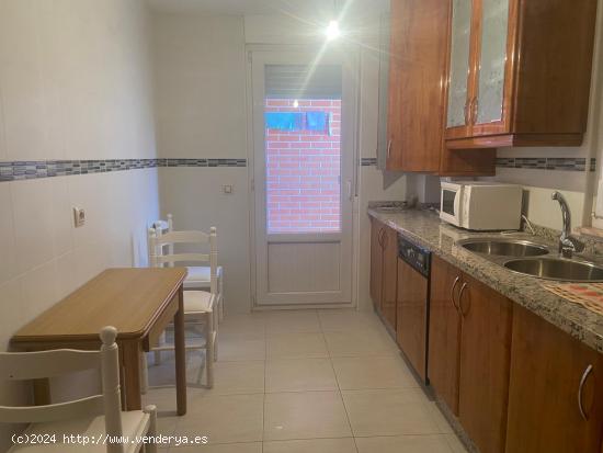 SE VENDE PISO SEMINUEVO, COCINA AMUEBLADA, TERRAZA, 3 HAB., BAÑO, DESPENSA, ASCENSOR, TRASTERO Y PG