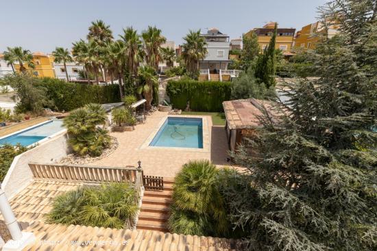  Gran casa independiente con piscina propia en urbanización privada - GRANADA 