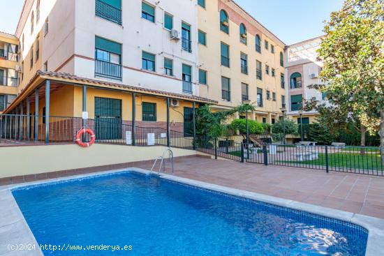  TRIPLEX  DE 3 DORMITORIOS EN URBANIZACIÓN CON PISCINA - GRANADA 