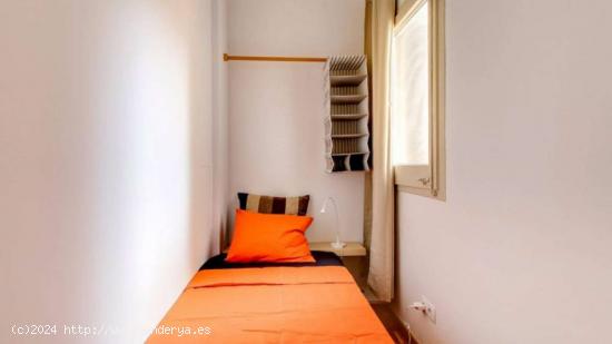  Se alquila habitación en apartamento de 10 dormitorios en L'Esquerra de l'Eixample - BARCELONA 