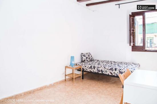  Gran habitación con ventana con vistas a un patio en piso compartido, El Raval - BARCELONA 