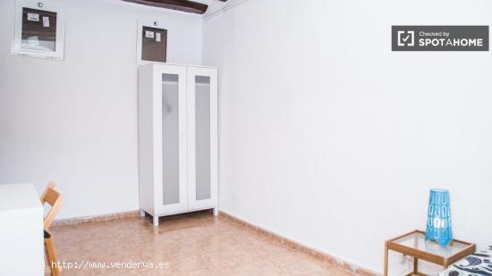 Gran habitación con ventana con vistas a un patio en piso compartido, El Raval - BARCELONA