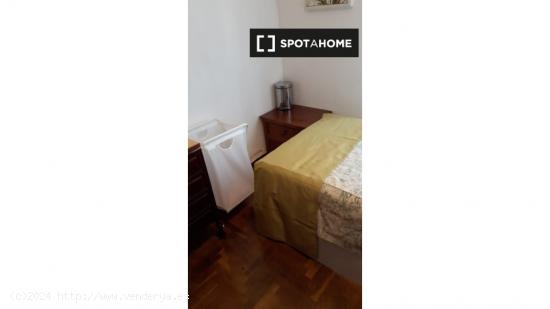 Habitaciones en piso de 3 dormitorios en alquiler en Pueblo Nuevo, Madrid - MADRID