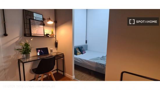 Se alquila habitación en apartamento de 3 dormitorios en Barcelona - BARCELONA