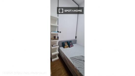 Se alquila habitación en apartamento de 3 dormitorios en Barcelona - BARCELONA