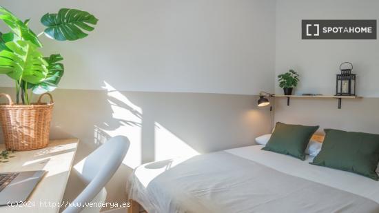 Se alquila habitación en piso de 7 habitaciones en Barcelona - BARCELONA