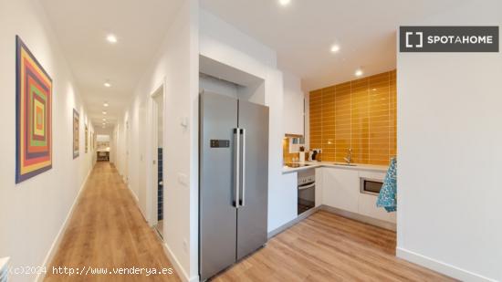 Alquiler de habitaciones en piso de 5 habitaciones en L'Esquerra De L'Eixample - BARCELONA