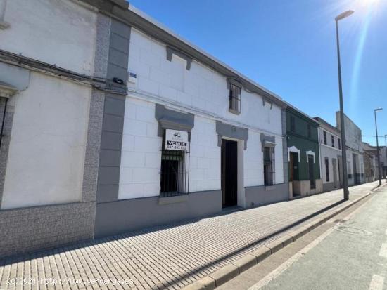  CASA ENTERA EN LOS BARROS - BADAJOZ 