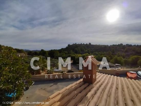 Casa de estilo rústico rodeada por naturaleza en Villajoyosa - ALICANTE