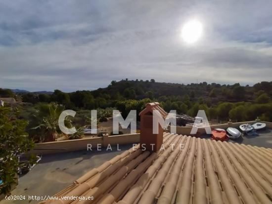 Casa de estilo rústico rodeada por naturaleza en Villajoyosa - ALICANTE