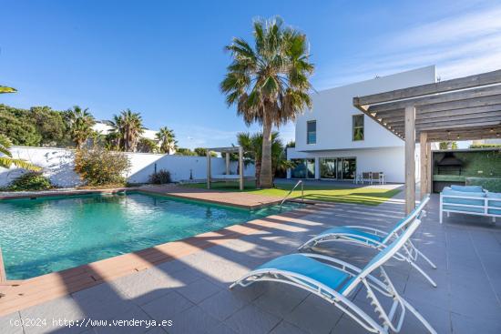 Impresionante Chalet con Piscina en El Toyo - ALMERIA