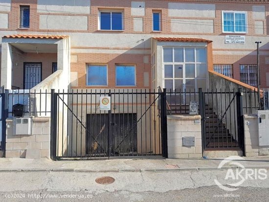 CHALET ADOSADO DE 216 M2 CON 4 DORMITORIOS EN CABAÑAS DE LA SAGRA