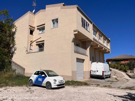 Espectacular casa con dos viviendas y un apartamento, dos garajes grandes y un local para entrar - B