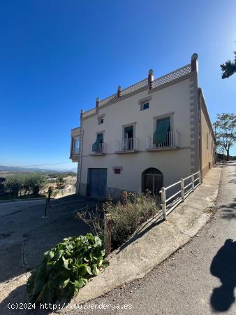 Espectacular casa con dos viviendas y un apartamento, dos garajes grandes y un local para entrar - B