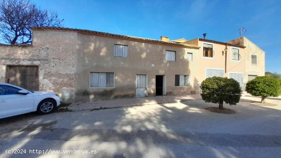 CASA ADOSADA EN EL CAMPO - ALICANTE