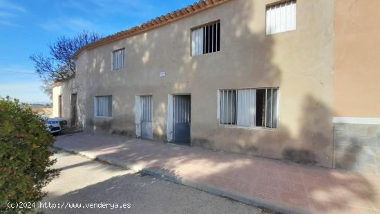 CASA ADOSADA EN EL CAMPO - ALICANTE