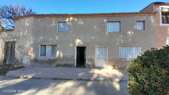 CASA ADOSADA EN EL CAMPO - ALICANTE