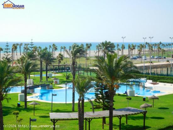 ALQUILER VACACIONAL, PISO 2 DORMT, PISCINA, GARAJE EN PRIMERA LINEA DE PLAYA. ( Y VENTA ) - ALMERIA