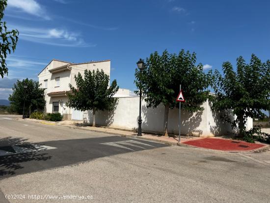 CASA DE PUEBLO SEMINUEVA CON UN GRAN PATIO - VALENCIA