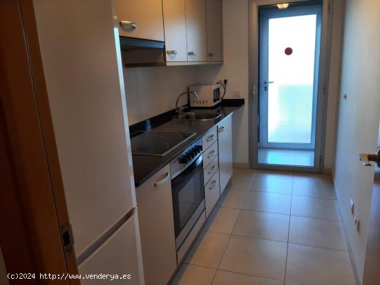 APARTAMENTO DE 2 DORMITORIOS CON A.A., PARKING Y TRASTERO. ED. PARADISE VILLAGE. - TARRAGONA