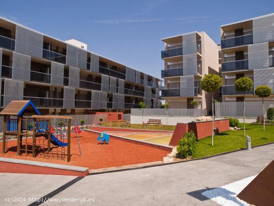 APARTAMENTO DE 2 DORMITORIOS CON A.A., PARKING Y TRASTERO. ED. PARADISE VILLAGE B. - TARRAGONA