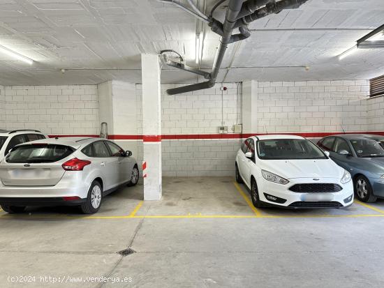 Plaza de parquing para coche mediano en frente del lago zona Closos - BARCELONA