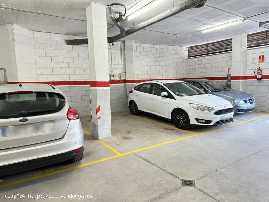 Plaza de parquing para coche mediano en frente del lago zona Closos - BARCELONA