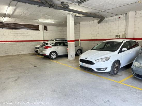 Plaza de parquing para coche mediano en frente del lago zona Closos - BARCELONA