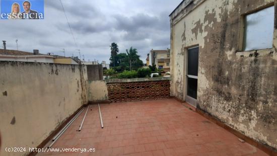 Casa de pueblo en Avda. Pais Valencia 24. en estado de origen.  Amplio bajo para garaje. - VALENCIA