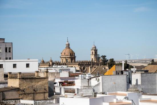 Amplio piso en pleno centro junto junto a Calle Larga y el Mercado de Abastos - CADIZ