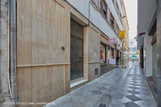 Amplio piso en pleno centro junto junto a Calle Larga y el Mercado de Abastos - CADIZ