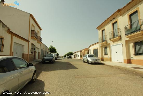 MAGNIFICO ADOSADO EN LA ALBUERA - BADAJOZ