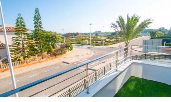 Villa independiente con piscina privada en La Marina - ALICANTE