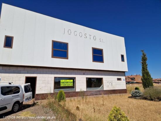  SE VENDE NAVE INDUSTRIAL DE 594 M2 EN FINCA DE 1070 M2, CON PATIO DELANTERO Y APARCAMIENTO. - LEON 