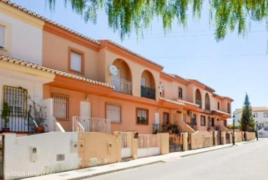 Bonito adosado con garaje y patio situado en la calle Zulema de Híjar. - GRANADA