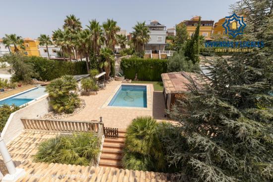  Gran casa independiente con piscina propia en urbanización privada - GRANADA 