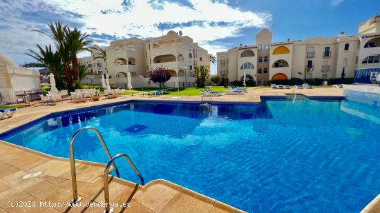  Apartamento con terraza orientada al sureste. 2 dormitorios, 2 baños, piscinas y jardines - ALMERIA 