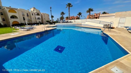 Apartamento con terraza orientada al sureste. 2 dormitorios, 2 baños, piscinas y jardines - ALMERIA