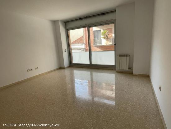  CÓMODO PISO DE 3 HABITACIONES Y PARKING AL LADO DEL PARQUE DE VALLPARADIS - BARCELONA 