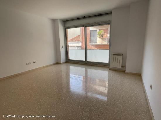 CÓMODO PISO DE 3 HABITACIONES Y PARKING AL LADO DEL PARQUE DE VALLPARADIS - BARCELONA