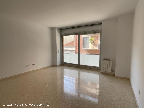 CÓMODO PISO DE 3 HABITACIONES Y PARKING AL LADO DEL PARQUE DE VALLPARADIS - BARCELONA