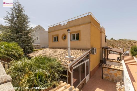 Gran casa independiente con piscina propia en urbanización privada - GRANADA