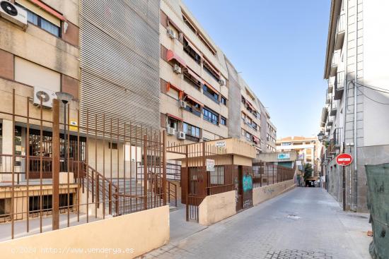  Venta de piso en Granada (Zona Centro-Sagrario) - GRANADA 