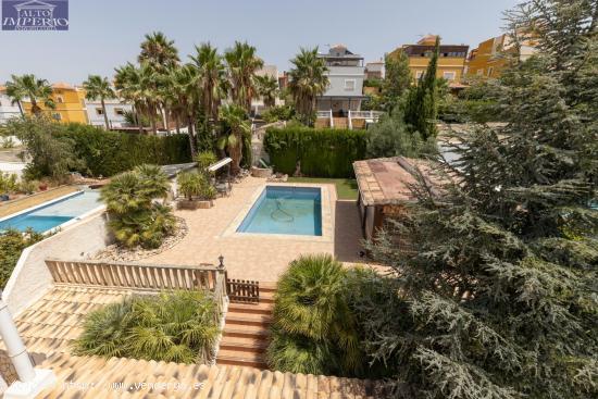 Gran casa independiente con piscina propia en urbanización privada - GRANADA