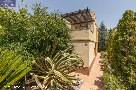 Gran casa independiente con piscina propia en urbanización privada - GRANADA