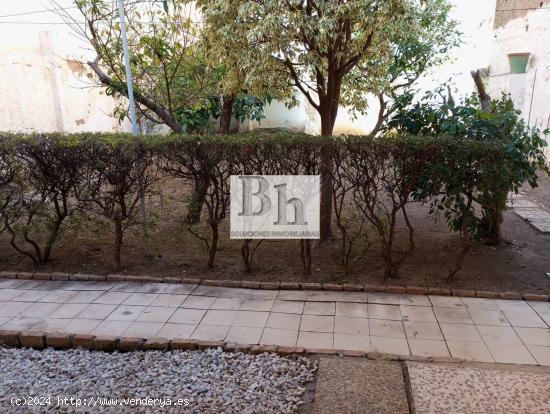 OPORTUNIDAD MARTINEZ DE LA ROSA!! CASA CON TERRENO. 4 DORMITORIOS, 1 BAÑO,  MEJOR VER... - MALAGA